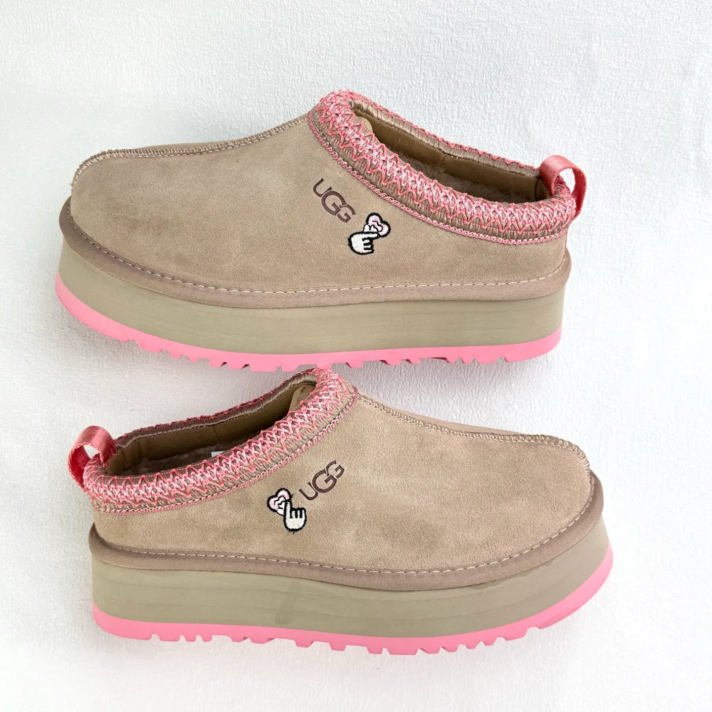 💰400 UGG Tats series thickened model Mule style toe-cap 5CM half slippers Ethnic style autumn and winter snow boots High-quality sheepskin and wool Integrated with high quality Warmth and heat sealing Made of TPU molded suede upper material Embedded with artificial curly wool plush lining and 10mm UGGPURE™ implanted wool lining and removable UGGPURE™ implanted wool insole Lightweight non-slip and comfortable rubber outsole with brand LOGO With complete packaging Official item number: 11225532722 Size: 35 36 37 38 39 40